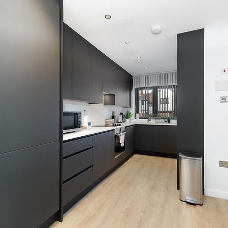 Modern 4 Bedroom House With Parking In Farnham Royal, Slough By 360Stays Екстериор снимка