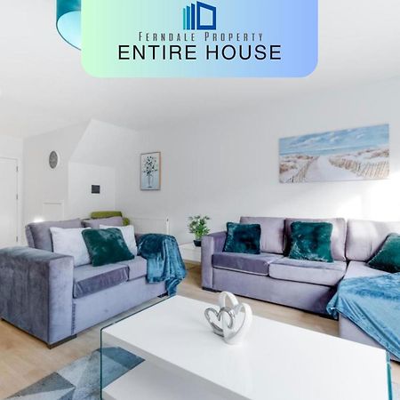 Modern 4 Bedroom House With Parking In Farnham Royal, Slough By 360Stays Екстериор снимка