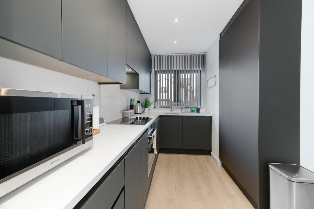 Modern 4 Bedroom House With Parking In Farnham Royal, Slough By 360Stays Екстериор снимка