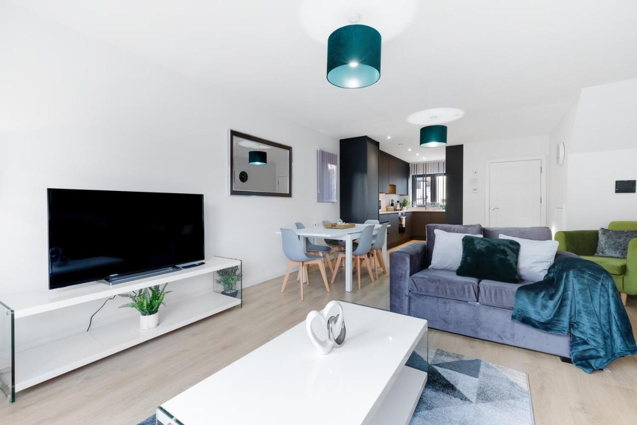 Modern 4 Bedroom House With Parking In Farnham Royal, Slough By 360Stays Екстериор снимка