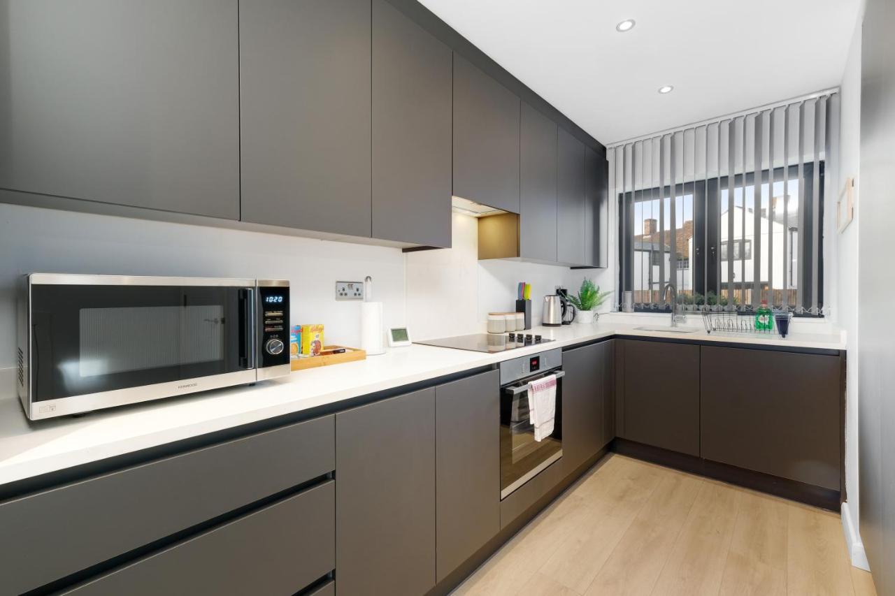 Modern 4 Bedroom House With Parking In Farnham Royal, Slough By 360Stays Екстериор снимка