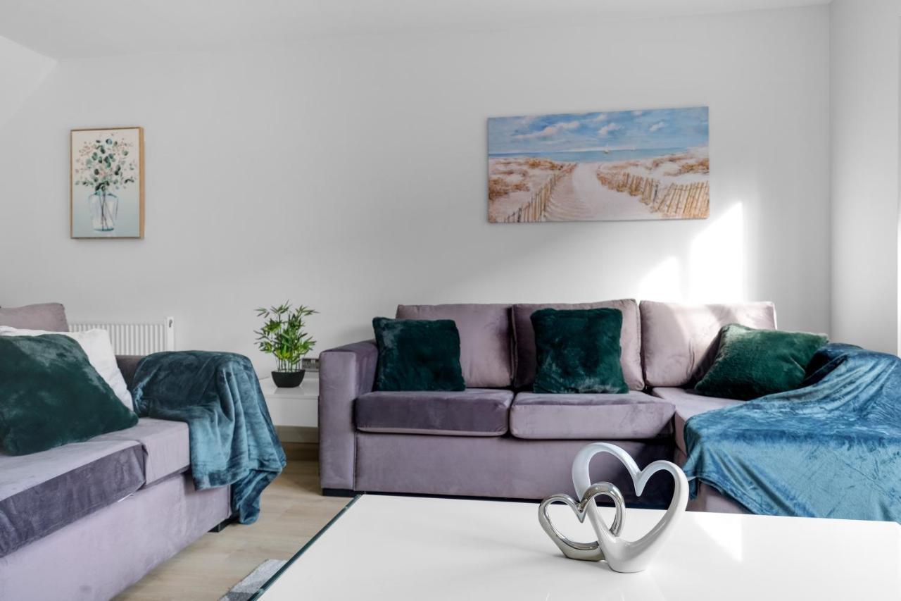Modern 4 Bedroom House With Parking In Farnham Royal, Slough By 360Stays Екстериор снимка