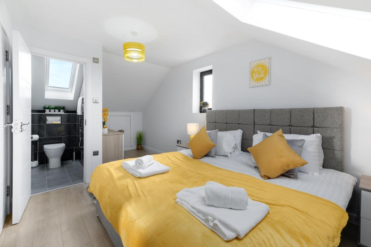 Modern 4 Bedroom House With Parking In Farnham Royal, Slough By 360Stays Екстериор снимка