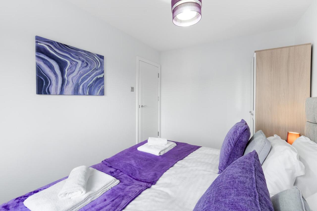 Modern 4 Bedroom House With Parking In Farnham Royal, Slough By 360Stays Екстериор снимка