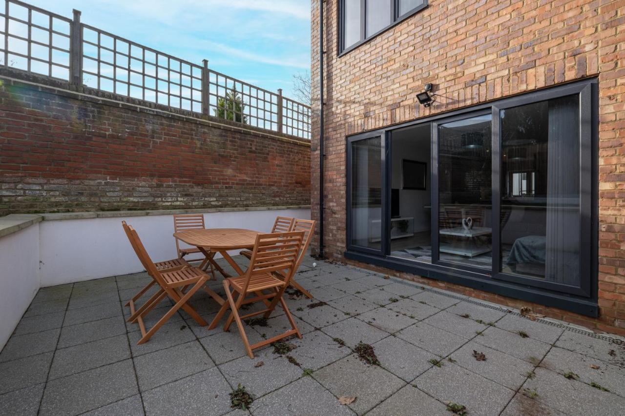 Modern 4 Bedroom House With Parking In Farnham Royal, Slough By 360Stays Екстериор снимка