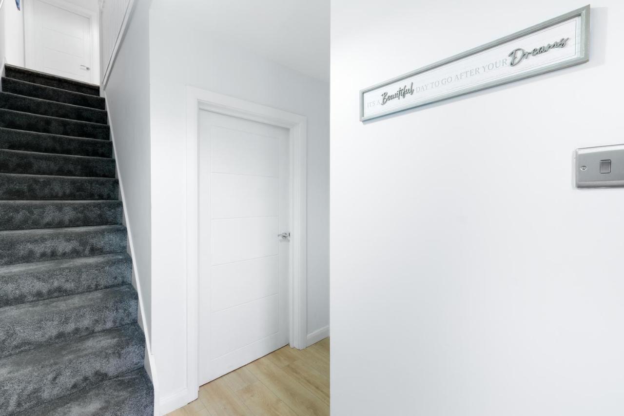 Modern 4 Bedroom House With Parking In Farnham Royal, Slough By 360Stays Екстериор снимка