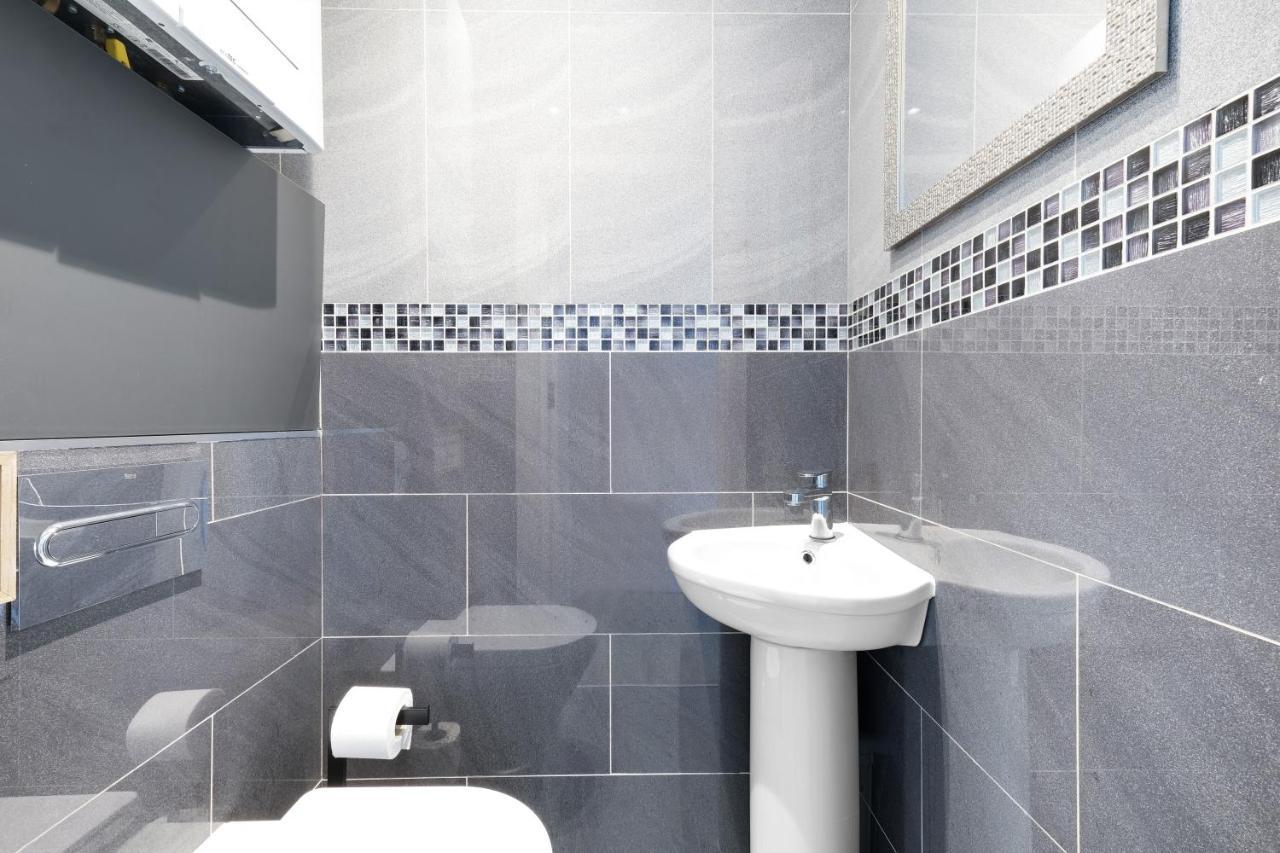 Modern 4 Bedroom House With Parking In Farnham Royal, Slough By 360Stays Екстериор снимка