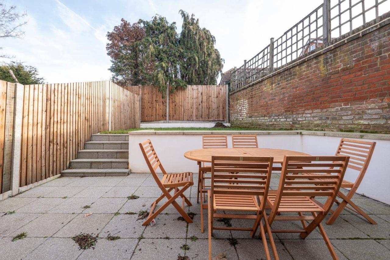 Modern 4 Bedroom House With Parking In Farnham Royal, Slough By 360Stays Екстериор снимка