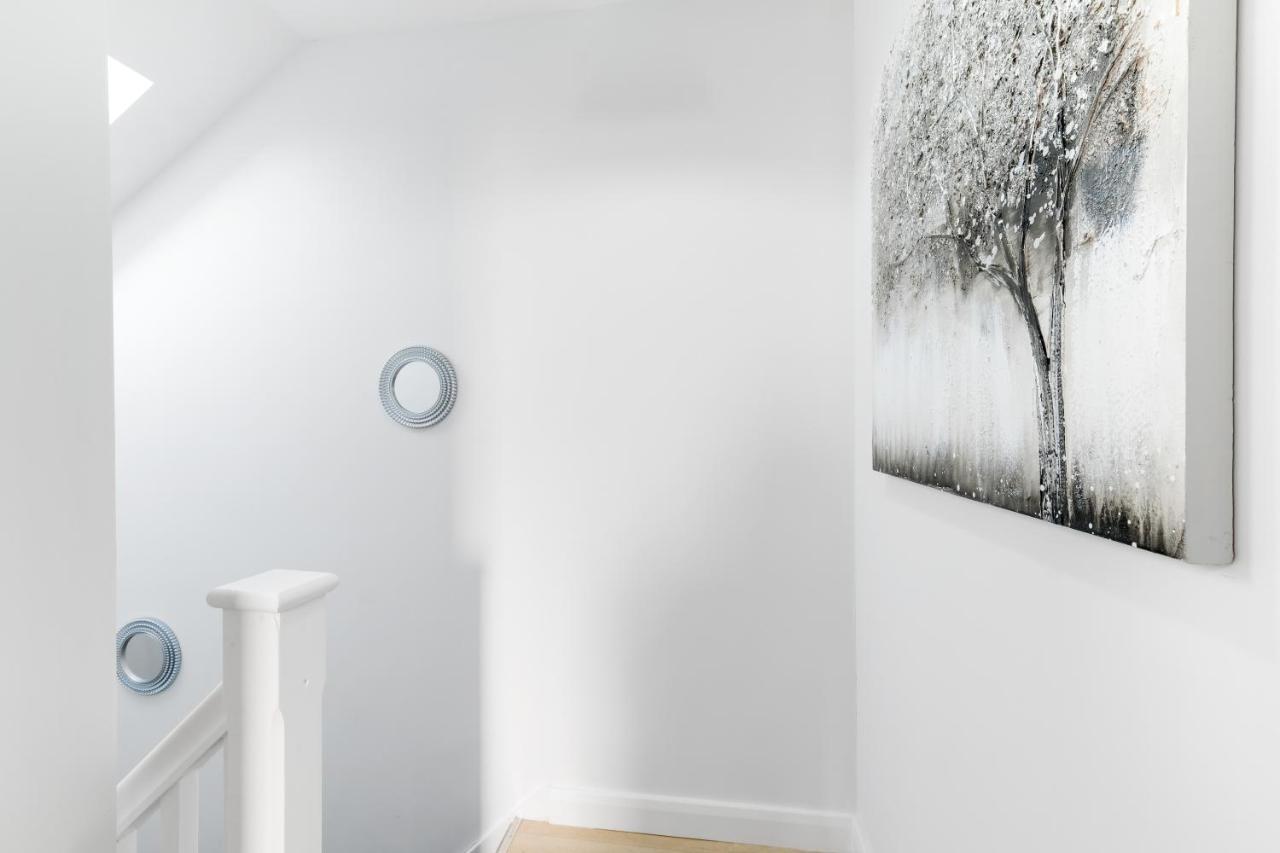Modern 4 Bedroom House With Parking In Farnham Royal, Slough By 360Stays Екстериор снимка