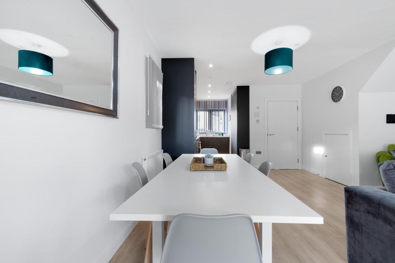 Modern 4 Bedroom House With Parking In Farnham Royal, Slough By 360Stays Екстериор снимка