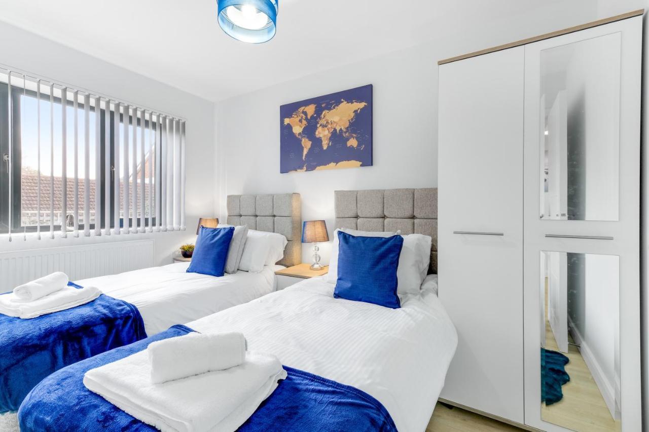 Modern 4 Bedroom House With Parking In Farnham Royal, Slough By 360Stays Екстериор снимка