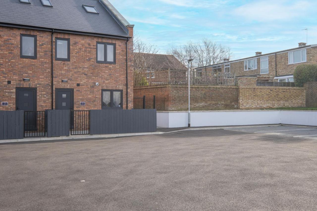 Modern 4 Bedroom House With Parking In Farnham Royal, Slough By 360Stays Екстериор снимка