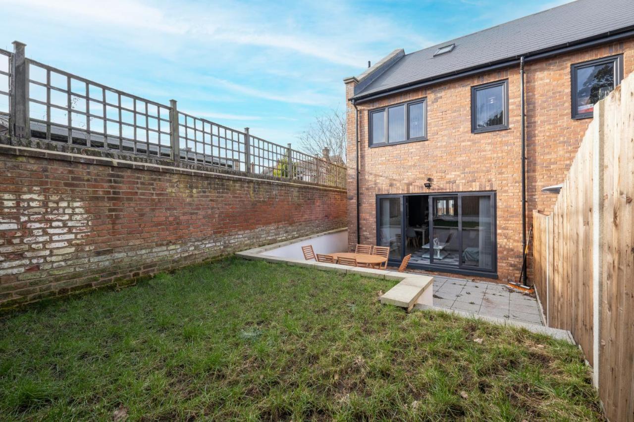 Modern 4 Bedroom House With Parking In Farnham Royal, Slough By 360Stays Екстериор снимка