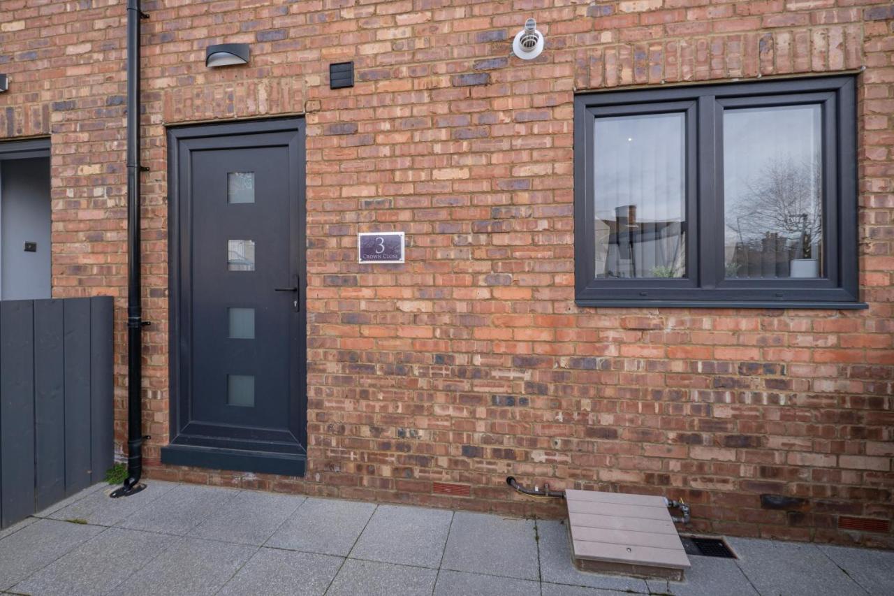 Modern 4 Bedroom House With Parking In Farnham Royal, Slough By 360Stays Екстериор снимка